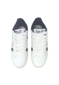Sneakers bianchi con esterno in pelle liscia, dettagli blu navy e lacci bianchi. Presentano un logo sulla linguetta e un design elegante.