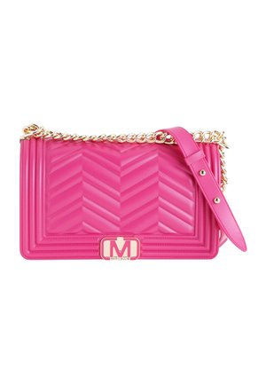 Borsa a tracolla trapuntata rosa con motivo a zig-zag, tracolla in catena dorata e tracolla regolabile. Presenta una placca con logo dorata sul davanti.