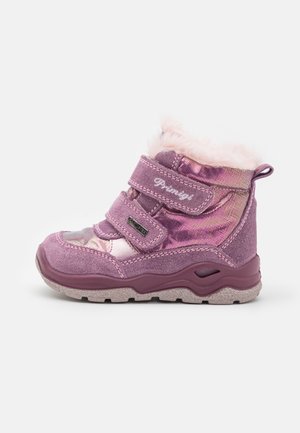 Botte d'hiver pour enfants violette avec deux bandes velcro, doublure duveteuse, semelle texturée et nom de la marque sur la bride.
