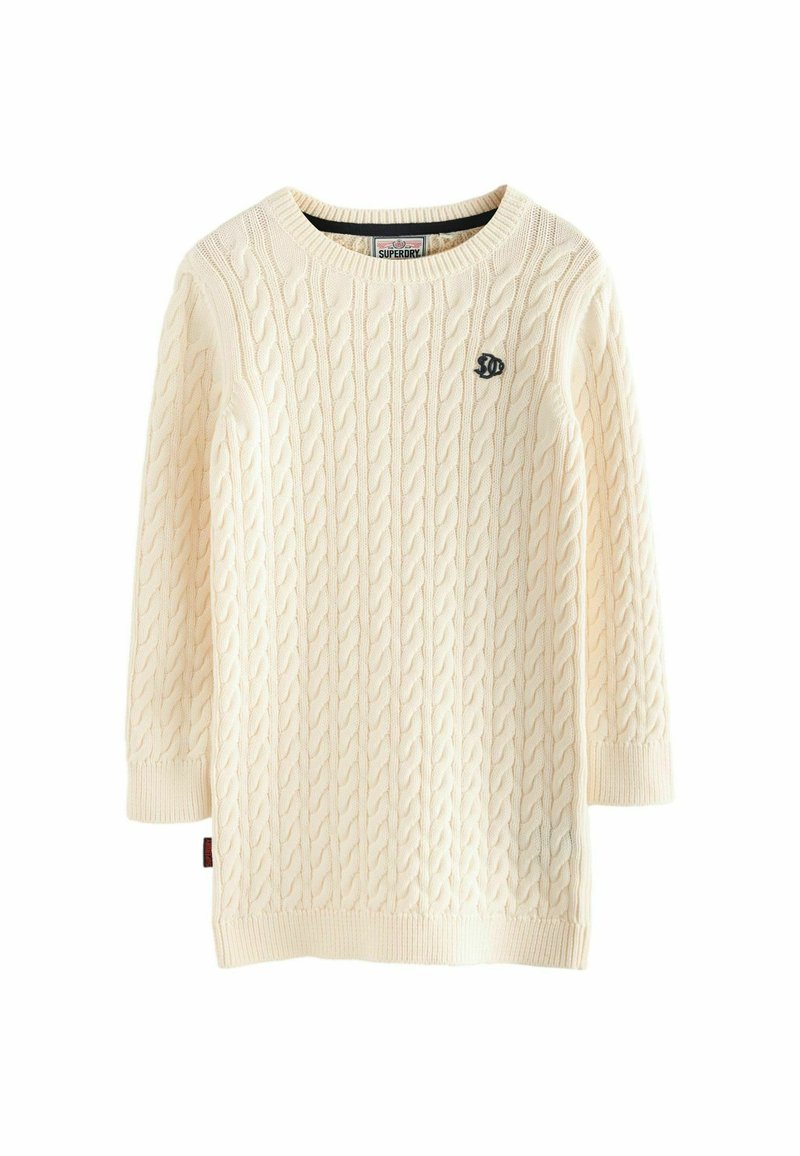 Cremfarbener Zopfmuster-Pullover mit langen Ärmeln, gerippten Bündchen und Saum, mit einem kleinen schwarzen Logo auf der Brust, texturiertem Muster im gesamten Kleidungsstück.