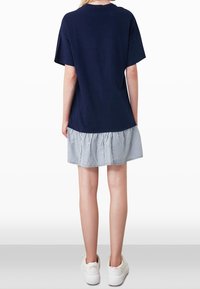 Navy T-Shirt-Kleid mit gestreiftem, plissiertem Rock. Weicher Stoff, kurze Ärmel, runder Ausschnitt und eine lässige Passform. Legeres und bequemes Design.