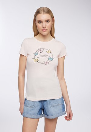 T-shirt di cotone rosa chiaro con maniche corte, caratterizzata da un motivo di farfalle e la scritta "Innamorati ogni giorno" in un design circolare.