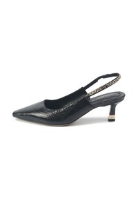 Czarny but na obcasie typu slingback z wąskim noskiem, błyszczące wykończenie w teksturze skóry węża i niski, gruby obcas. Zawiera dekoracyjny akcent w postaci paska.