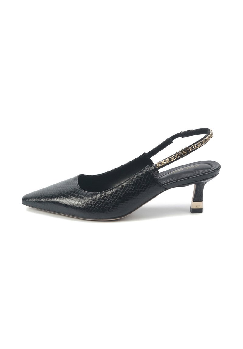 Czarny but na obcasie typu slingback z wąskim noskiem, błyszczące wykończenie w teksturze skóry węża i niski, gruby obcas. Zawiera dekoracyjny akcent w postaci paska.