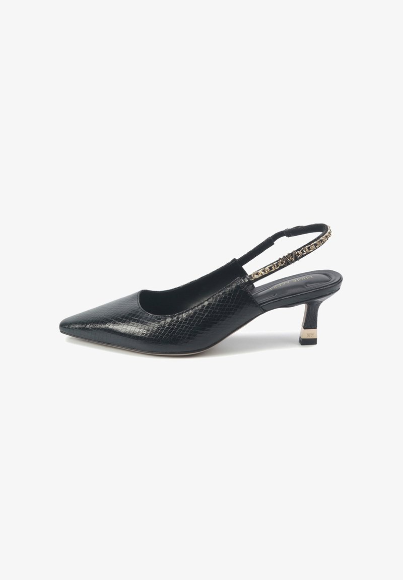 Czarny but na obcasie typu slingback z wąskim noskiem, błyszczące wykończenie w teksturze skóry węża i niski, gruby obcas. Zawiera dekoracyjny akcent w postaci paska.