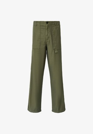 Pantaloni a gamba larga verde oliva realizzati in tessuto leggero, con tasche frontali, chiusura a bottone e dettagli di cucitura visibili.