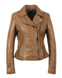 Giacca moto in pelle marrone con un design aderente, dotata di tasche con cerniera, colletto a scatto e dettagli cuciti sul davanti e sulle maniche.