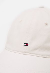 Tommy Hilfiger FLAG SOFT PANEL UNISEX - Sapka - ancient white