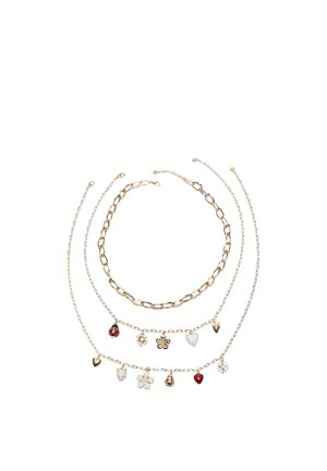 Tre halskæder i gullignende tone, en med store led, to med små led og flere vedhæng inklusive hjerter, en mariehøne, blomster og jordbær.