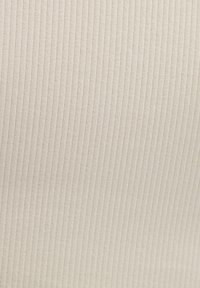 Licht beige geribbeld stof met verticale strepen, zachte textuur en gladde oppervlakte. Geschikt voor kleding of stoffering.