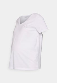 T-shirt de maternidade branca com decote em V, mangas curtas e bordado de coração floral no peito. Feita de material de algodão macio.