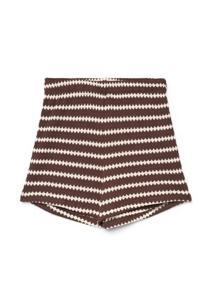 Shorts tricotés marron et blancs avec des rayures en zigzag horizontales, présentés à plat sur un fond blanc.