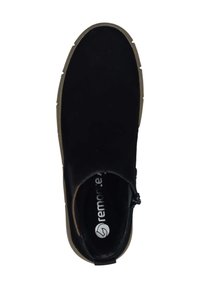 Bottines noires en suede avec une finition texturée, dotées d'un bout rond, de panneaux latéraux élastiques et d'une semelle en caoutchouc.