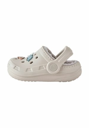 Sabot blanc à enfiler avec un intérieur en peluche, orné d'accents colorés et de trous de ventilation, fabriqué dans un matériau léger.