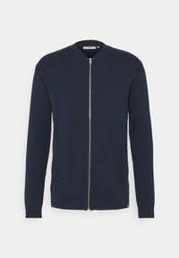 Cárdigan de punto azul marino con mangas largas, cuello redondo y cremallera frontal completa. Cuenta con puños y dobladillo acanalados, textura suave y diseño minimalista.