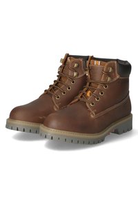 Botas de trabajo de cuero marrón con cordones, suelas de goma y detalles de hardware dorado. Cuenta con un collar negro acolchado y un logotipo en el lado.