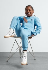 adidas Originals CREW SET - Calças de fato de treino - light blue