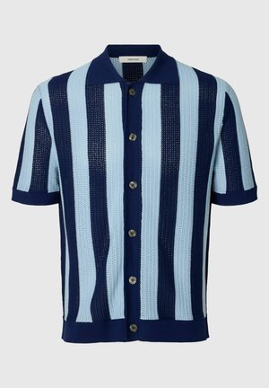 Kortermet strikket skjorte med vertikale marineblå og lyseblå striper, knappelukking foran og spiss krage.