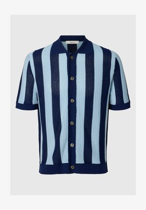 Kortermet strikket skjorte med vertikale marineblå og lyseblå striper, knappelukking foran og spiss krage.