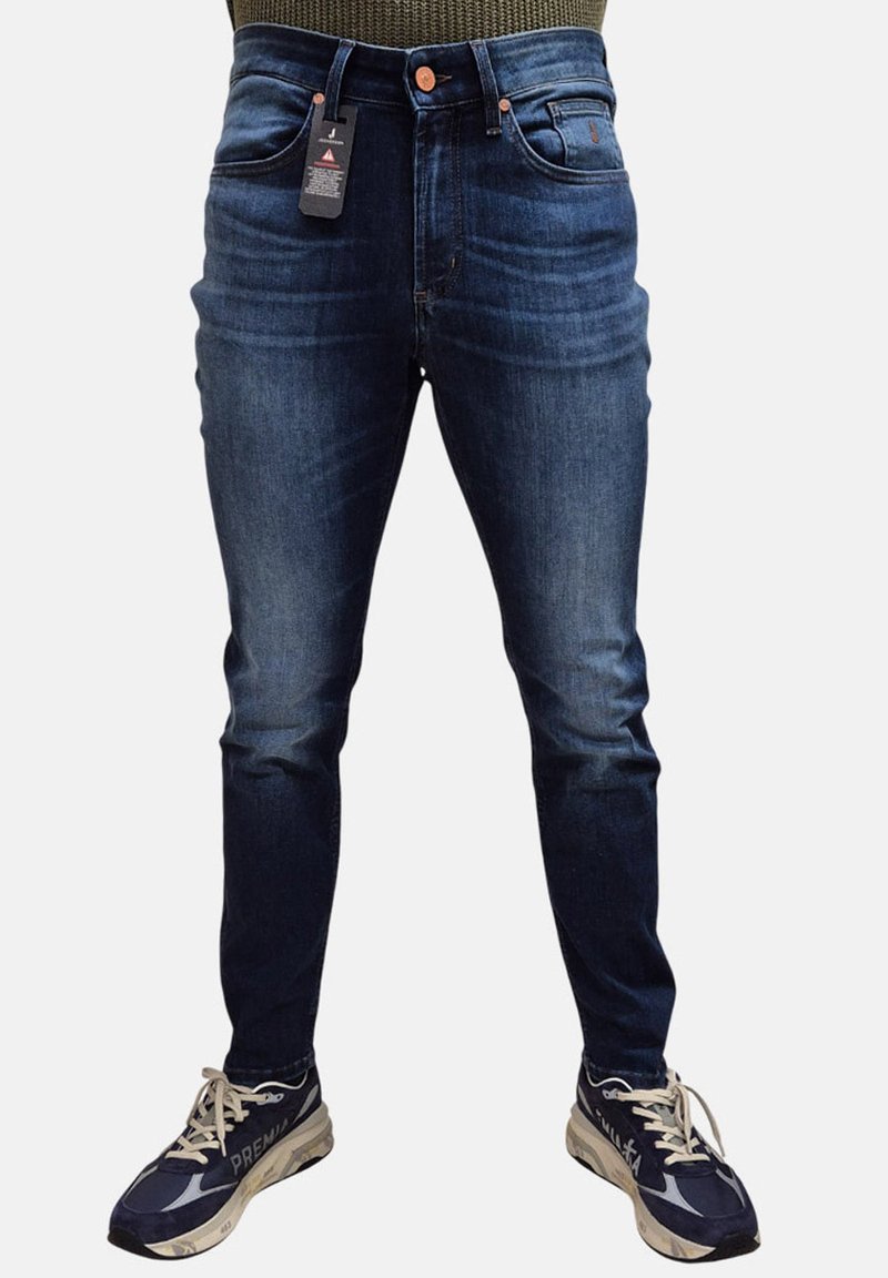 Jeans in denim blu scuro con vestibilità slim, vita media, tasche frontali e posteriori, e una piccola etichetta con logo sulla vita.