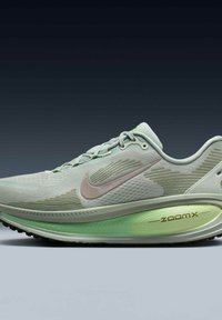 Nike Performance VOMERO 18 - Παπούτσια για τρέξιμο σε δρόμο - light silver barely volt dusty olive college grey