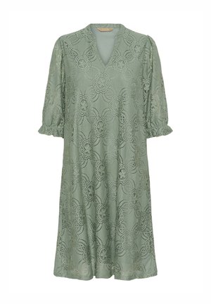 Robe en dentelle verte avec un décolleté en V, des manches courtes bouffantes et un motif floral. Coupe fluide avec une longueur au genou et un tissu texturé.