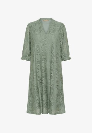 Zelena čipkasta obleka z V-izrezom, kratkimi napihnjenimi rokavi in rožnato vzorcem. Ohlapen kroj z dolžino do kolen in teksturirano tkanino.