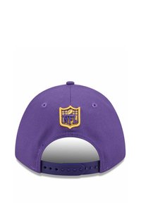 Cappello viola con visiera curva, caratterizzato da un logo NFL ricamato in giallo e blu sul retro. Il materiale è un tessuto testurizzato.