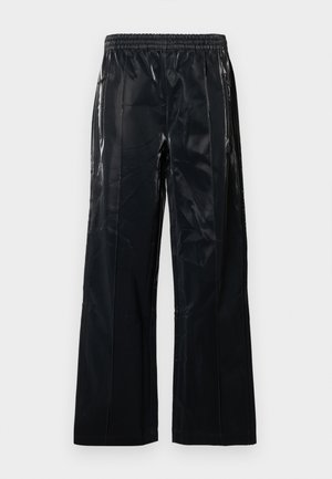 Pantalones negros de pierna ancha hechos de material brillante. Presentan una cinturilla elástica y costuras vertically para estructura y diseño. Textura suave.