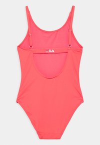 Costume da bagno intero rosa con spalline sottili, design con schiena scoperta e logo Fila sul davanti. Realizzato in un tessuto morbido ed elastico.