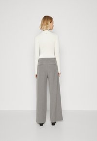 Guess HEART CUT-OUT MIA - Strickpullover - dove white