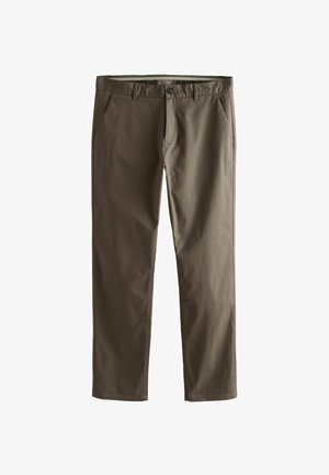 Brązowe bawełniane chinosy o prostym kroju, z przednimi kieszeniami i zapięciem na guzik. Charakteryzują się gładką fakturą i prostymi liniami.