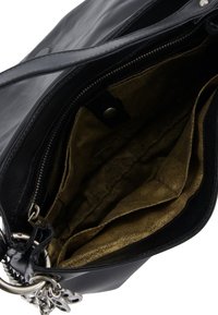 Sort læderhåndtaske med metal hardware-accents. Indvendigt har den en beige stofforing med flere rum og en lynlås.