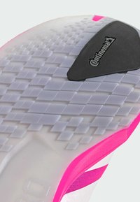 Sko såle med en teksturert hvit gummioverflate med rosa aksent. Inkluderer en svart trekantet Continental-logo nederst.