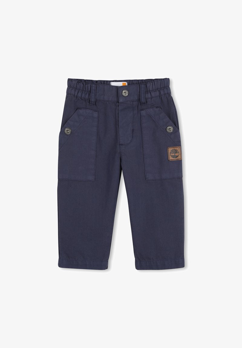 Pantalon en coton bleu marine avec une ceinture élastique, deux poches latérales, des accents de boutons et un petit patch logo marron.