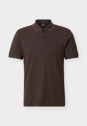 Brun kortermet pikéskjorte med krage, to knapper og liten brodert "BOSS"-logo på venstre bryst.