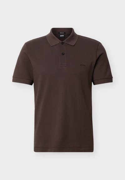 Polo marron à manches courtes avec col, deux boutons, et petit logo brodé "BOSS" sur la poitrine gauche.