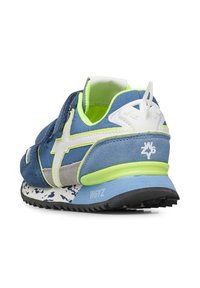 Blå och grå sneakers med mocka- och mesh-material, med limegröna detaljer, vitt logotyp och mönstrad sula, designade för komfort.