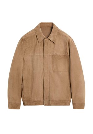 Giacca in camoscio marrone chiaro con colletto a punta, tasca frontale sul petto sinistro e maniche lunghe, mostrata stesa su uno sfondo bianco.