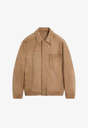 Giacca in camoscio marrone chiaro con colletto a punta, tasca frontale sul petto sinistro e maniche lunghe, mostrata stesa su uno sfondo bianco.