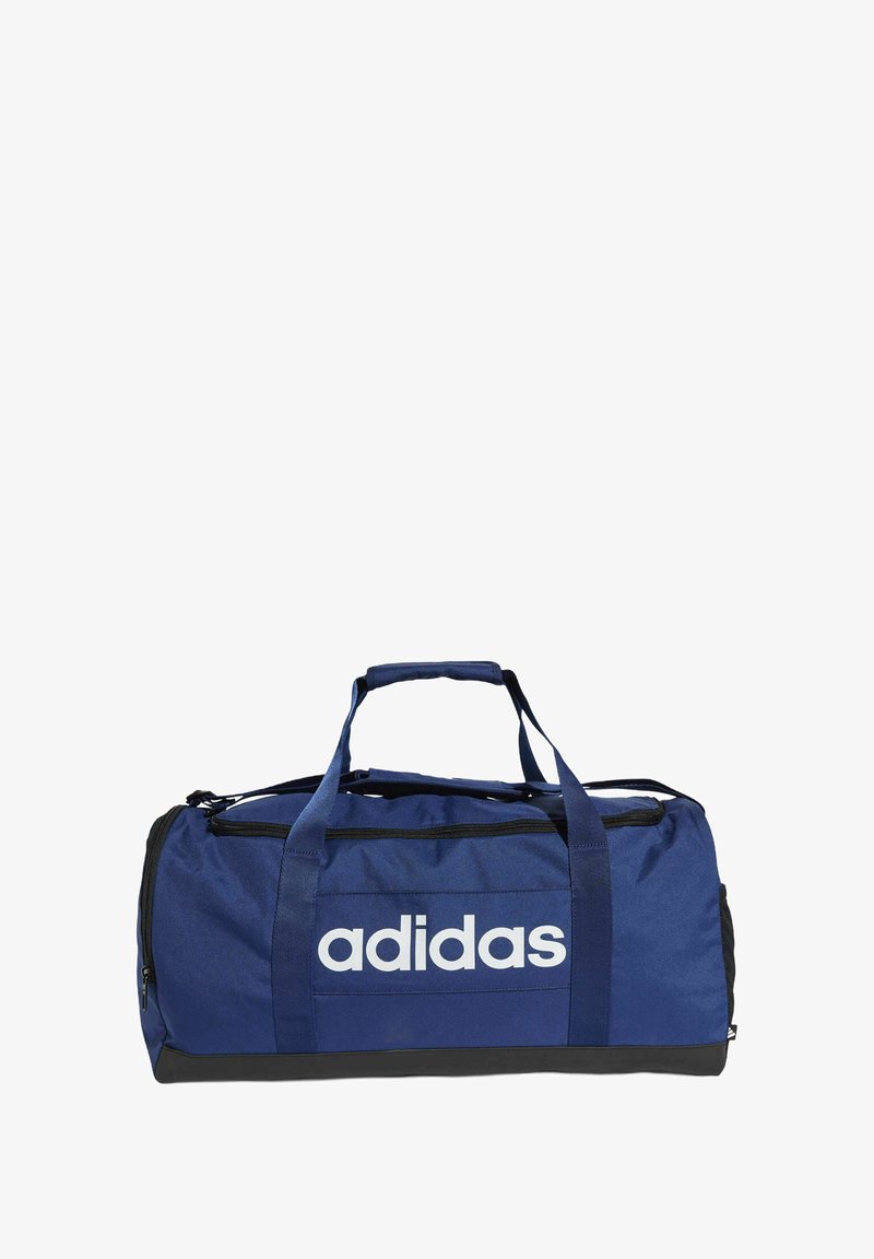 Borsa a duffel blu con accenti neri, materiale in tessuto, maniglie superiori, chiusura con zip e grande logo bianco del marchio su un lato.