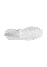 Bílé slip-on boty s perforovaným koženým svrškem, zaoblenou špičkou a flexibilní podrážkou. Obsahují malý poutko na patě pro snadné obutí.