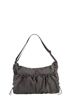 Graue, weiche Stoff-Umhängetasche mit gerafftem Design, zwei Vordertaschen, verstellbarem Tragegurt und Markenlabel. Glatte Textur und lässige Form.