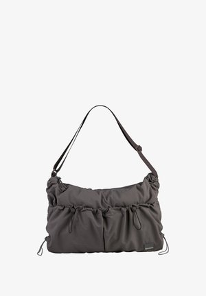 Grijze, zachte stoffen schoudertas met een geraffineerd ontwerp, twee voorvakjes, een verstelbare schouderband en een merkteken. Gladde textuur en casual vorm.