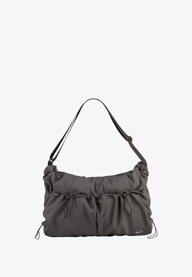 Graue, weiche Stoff-Umhängetasche mit gerafftem Design, zwei Vordertaschen, verstellbarem Tragegurt und Markenlabel. Glatte Textur und lässige Form.