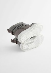Grijze enkellaarzen met een gevoerde bovenkant, textielmateriaal, contrasterende donkergrijze accenten en rubberen witkleurige zolen met grippatroon.