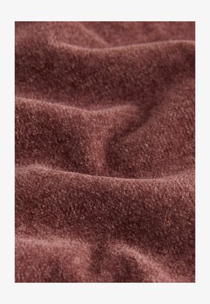 Miękka, teksturowana, mauve tkanina o subtelnym połysku, ukazująca delikatne fale i zgięcia. Materiał wygląda na ciepły i przytulny.