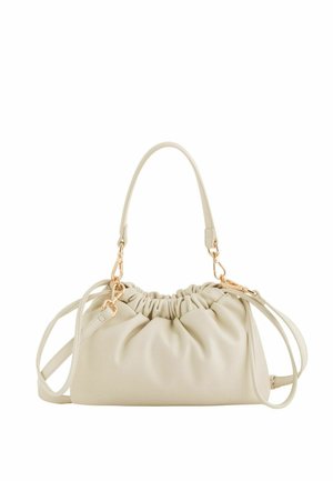 Bolso de cuero color crema con detalles fruncidos, herrajes dorados y correa larga desmontable sobre fondo blanco.