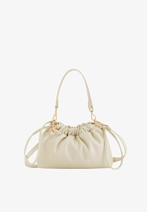 Sac à main en cuir couleur crème froncé avec une quincaillerie dorée et une bandoulière longue amovible sur fond blanc.