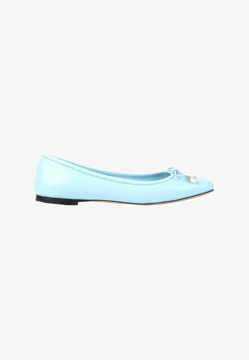 Ballerine en cuir bleu clair avec semelle noire et petit nœud décoratif avec détail en perle à l'avant.